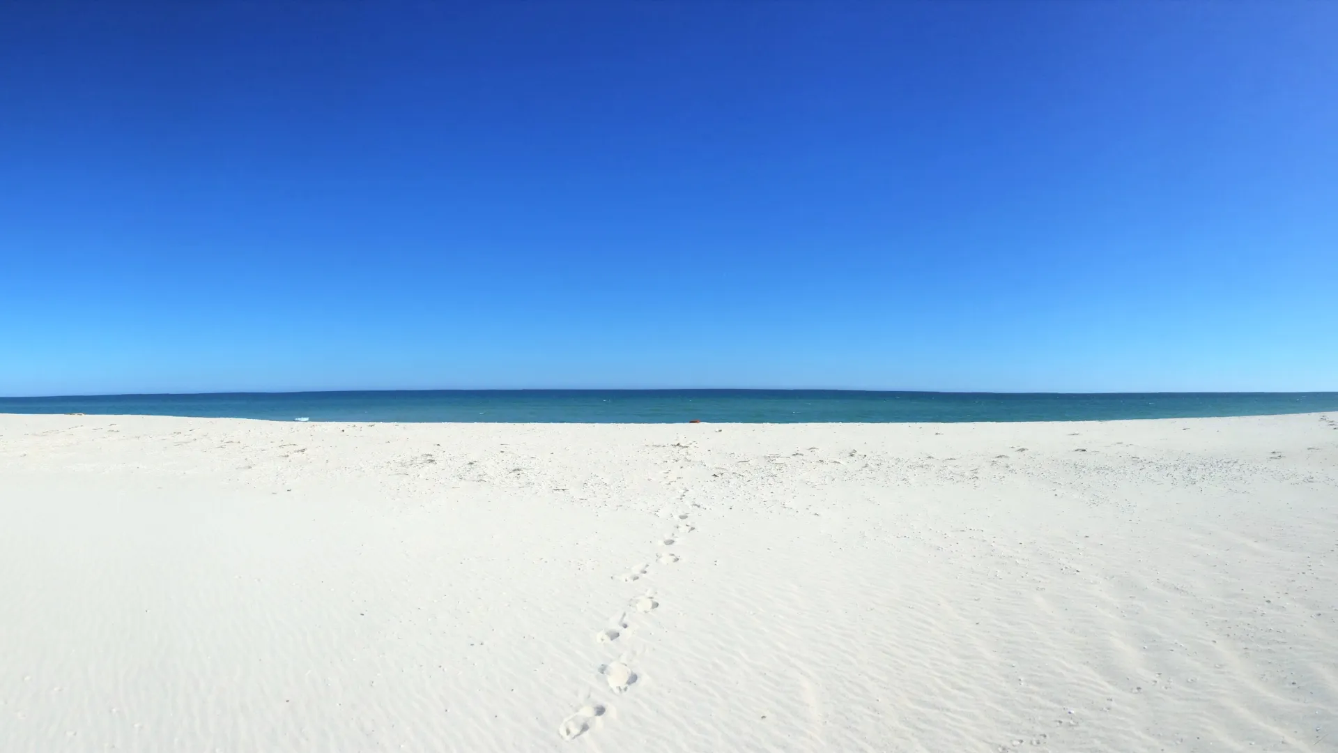 沙滩 大海 天空 自然 海滩 风景 足迹 蓝色 电脑壁纸 4K壁纸