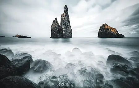 自然 海滩 海 摄影 风景 云彩 波浪 岛  岩石 岩层  电脑壁纸 4K壁纸