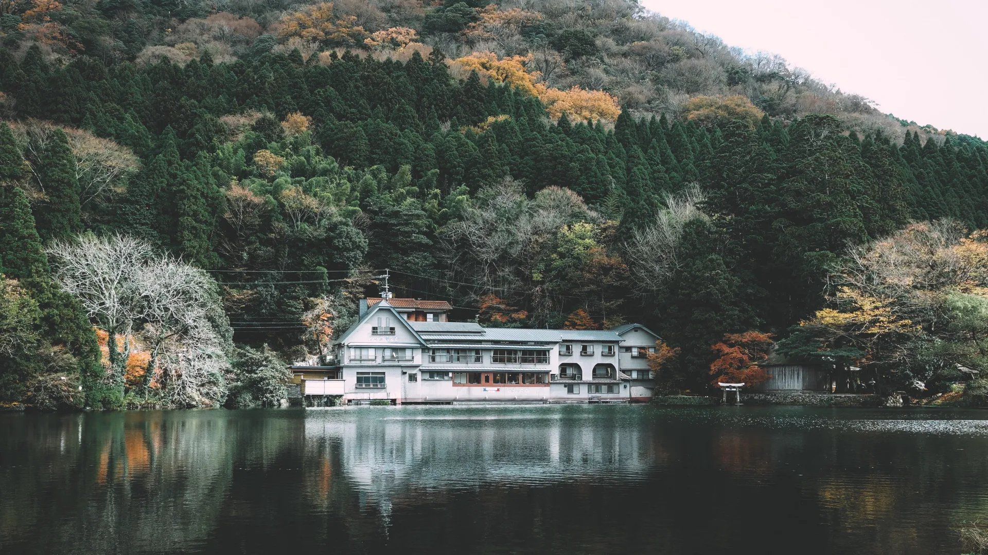 风景 山脉 植物 泻湖 水 房屋 树木 倒影  电脑壁纸 4K壁纸