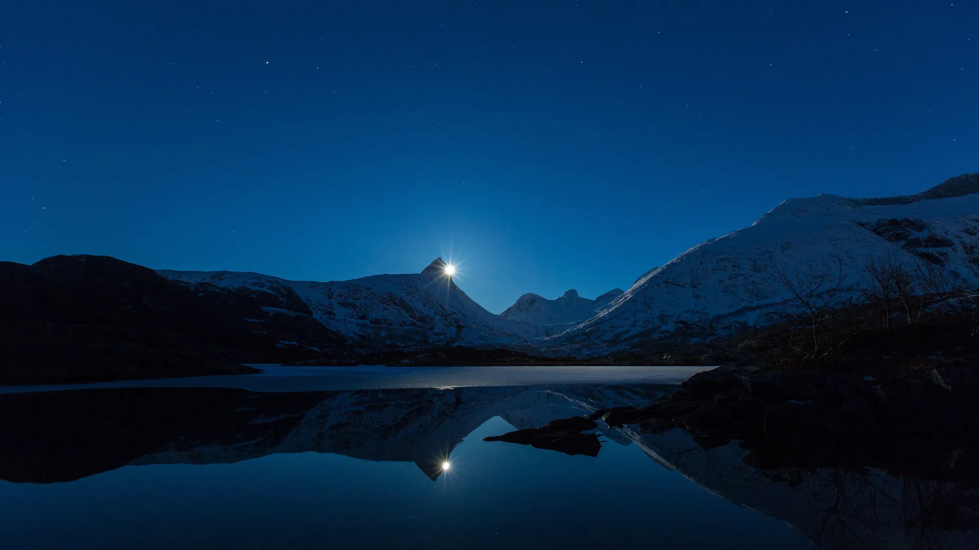 自然 风景 晴朗 天空 夜晚 雪 冬天 山 湖 月亮 月光  电脑壁纸 4K壁纸