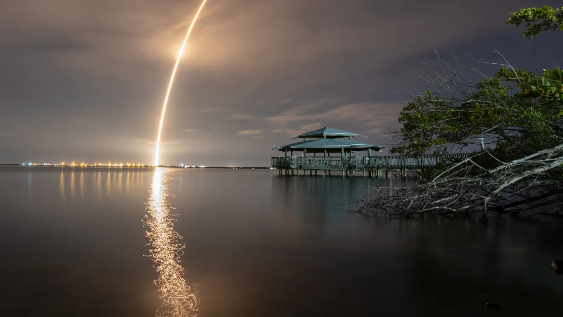 空间 树木 水 火箭 云 发射 风景 夜晚 电脑壁纸 4K壁纸