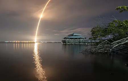 空间 树木 水 火箭 云 发射 风景 夜晚 电脑壁纸 4K壁纸