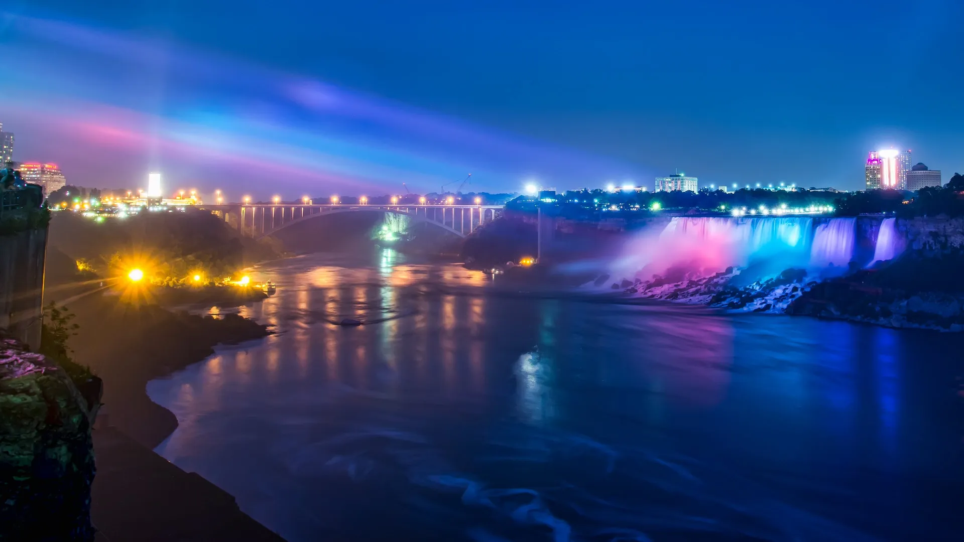 瀑布 河流 灯光 风景 发光 夜晚 桥梁 霓虹灯 蓝色 城市灯光  电脑壁纸 4K壁纸