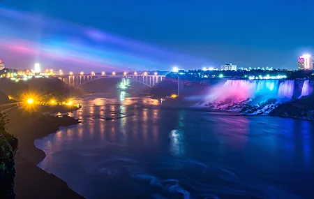 尼亚加拉瀑布 瀑布 河流 灯光 风景 发光 夜晚 桥梁 霓虹灯 青色 粉色 蓝色 城市灯光 运动模糊 彩色 