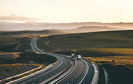 风景 道路 丘陵 汽车 高速公路 沥青 薄雾 阳光 田野 卡车 长路  电脑壁纸 4K壁纸