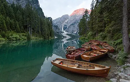 风景 河流 森林 山 船 平静的水 自然 