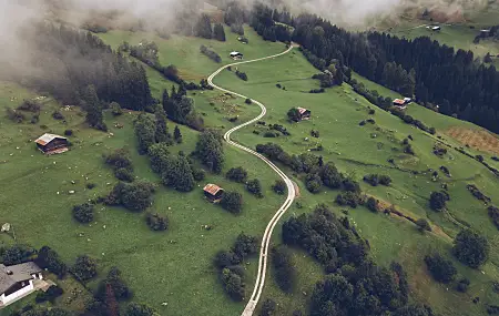 自然 风景 房屋 道路 云 雾 树 村庄 鸟瞰 摄影 照片 4K壁纸