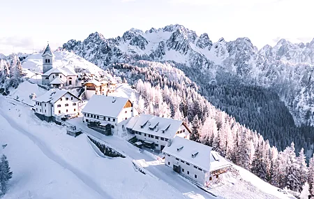 自然 风景 山脉 房屋 村庄 雪 树木 晴朗 天空 雪山 4K壁纸