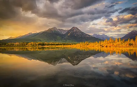 朱红色湖 日出 风景 反射 山景 水 阳光 云 天空 山脉 自然 带水印的 摄影 