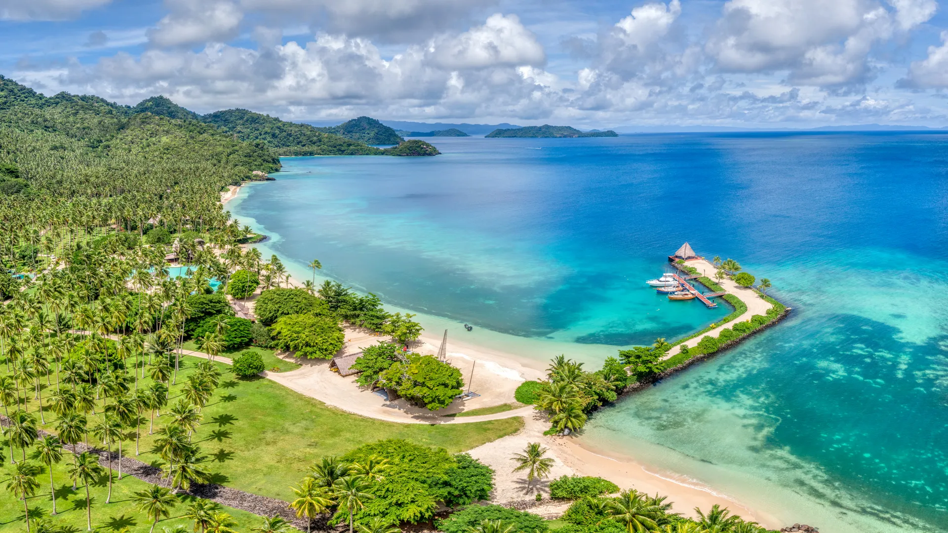 特雷·拉特克利夫 摄影 风景 斐济 海湾 海滩 度假胜地 水 自然 森林 棕榈树 小山 码头 天空 云 平房 船 草 沙 岛 