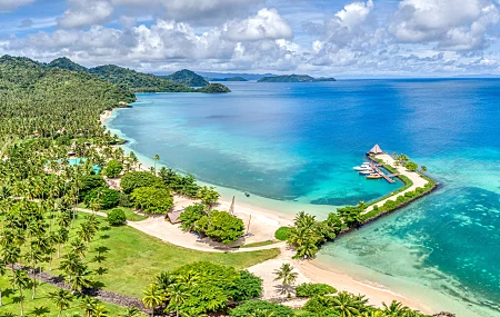 特雷·拉特克利夫 摄影 风景 斐济 海湾 海滩 度假胜地 水 自然 森林 棕榈树 小山 码头 天空 云 平房 船 草 沙 岛 