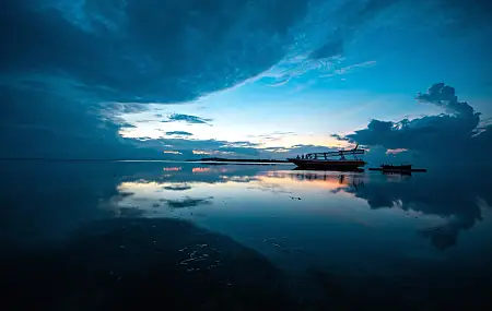 巴厘岛 蓝色 大海 水 天空 倒影 船 海滩 地平线 日落 4K壁纸