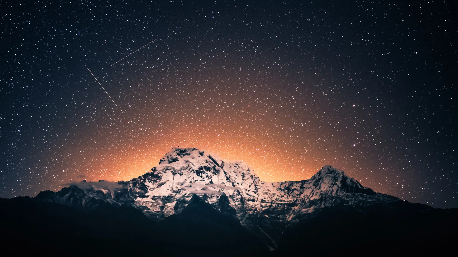 尼泊尔甘德鲁克 夜晚 天空 夜空 风景 户外 星星 太空 山顶 彗星 橙色 黄昏 山脊 雪 峰 发光 长相 夜景 繁星之夜 喜马拉雅山 