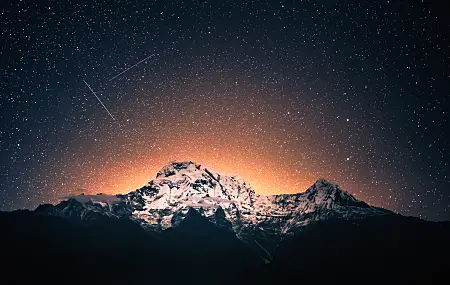 尼泊尔甘德鲁克 夜晚 天空 夜空 风景 户外 星星 太空 山顶 彗星 橙色 黄昏 山脊 雪 峰 发光 长相 夜景 繁星之夜 喜马拉雅山 