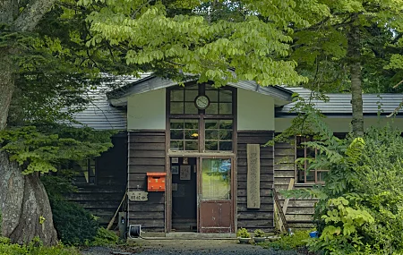 田野 树木 房屋 绿色 日语 标牌 
