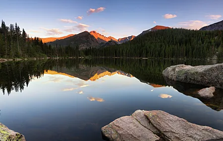 熊湖 落基山国家公园 龙峰 湖泊 倒影 摄影 日落 风景 夕阳辉光 水 自然 树木 岩石 山脉 