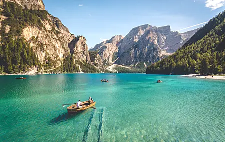 自然 水 山 树 船 风景 晴朗的天空 绿松石 阳光 湖泊 海滩 碧水  电脑壁纸 4K壁纸