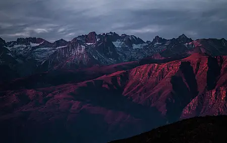 山脉 自然 风景 摄影 深色 红色 反射  电脑壁纸 4K壁纸