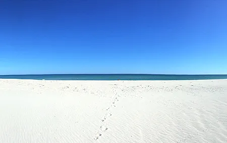 沙滩 大海 天空 自然 海滩 风景 足迹 蓝色 电脑壁纸 4K壁纸