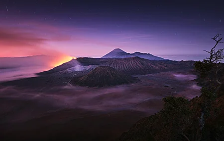 自然 景观 山脉 树木 火山 云 星星 夜雾 4K壁纸