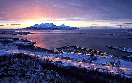 自然 风景 云 天空 树木 雪 冬天 道路 灯光 码头 山脉 远景 海 挪威 房子 汽车 船 4K壁纸