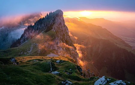 自然 风景 山脉 树木 云 天空 阳光 岩石 草 森林 山景 日出 4K壁纸