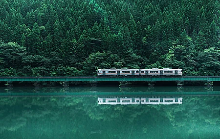 自然 景观 桥梁 树木 森林 树叶 倒影 火车 铁路 高山 4K壁纸