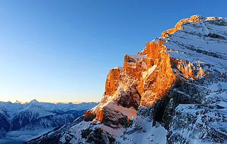 自然 山脉 雪 风景 晴朗 天空 阳光 蓝色 岩石 4K壁纸