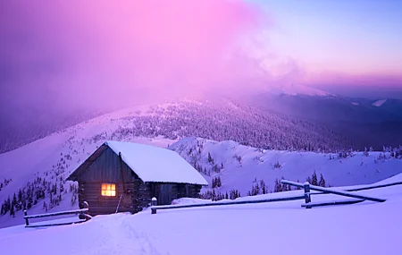 冬天 雪 房子 山 森林 栅栏 灯光 日落 天空 云 自然 风景 小屋 4K壁纸