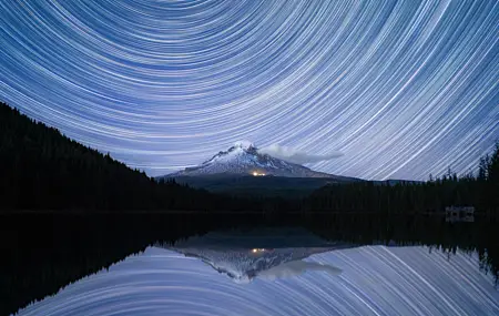 自然 风景 夜 星 黑暗 火山 山 松树 森林 湖 倒影 雪峰 摄影 云 4K壁纸