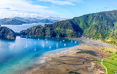 风景 水 山脉 海湾 船 海滩 丘陵 4K壁纸