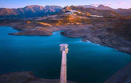 自然 景观 山脉 水 云 岩石 村庄 天空 瞭望塔 植物 远景 水库 4K壁纸