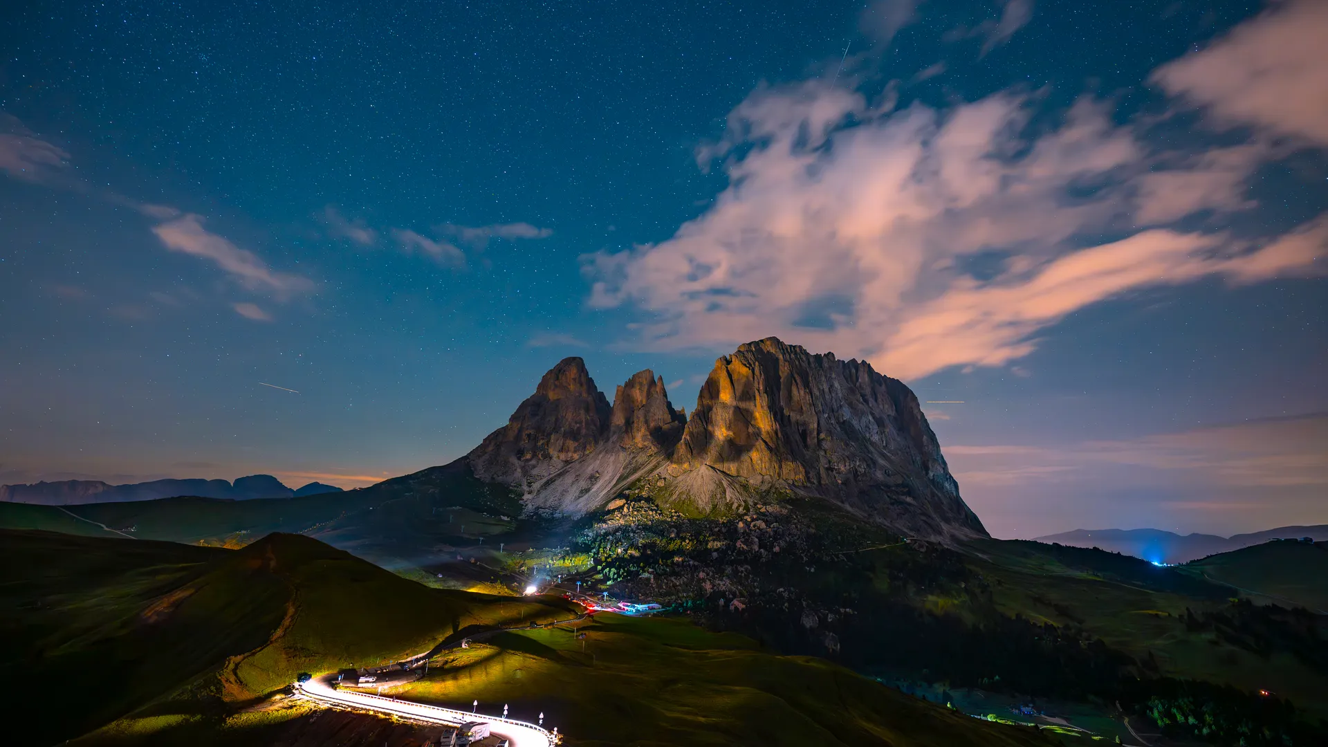 自然 风景 天空 云 山脉 灯光 星星 岩石 草 树木 山丘 道路 夜 4K壁纸