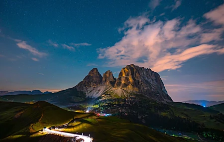 自然 风景 天空 云 山脉 灯光 星星 岩石 草 树木 山丘 道路 夜 4K壁纸
