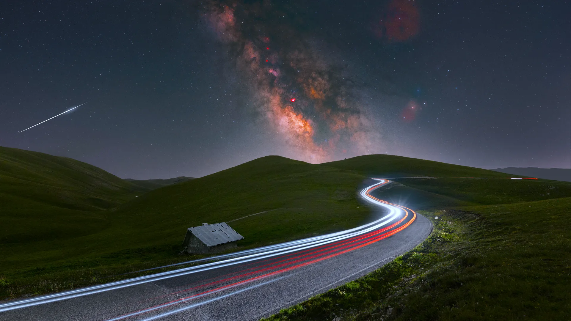 自然 风景 草 道路 沥青 灯光 岩石 星星 夜晚 房屋 山丘 银河 4K壁纸