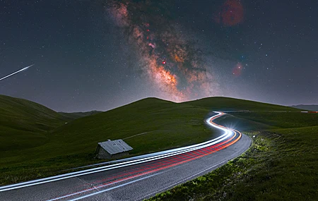 自然 风景 草 道路 沥青 灯光 岩石 星星 夜晚 房屋 山丘 银河 4K壁纸