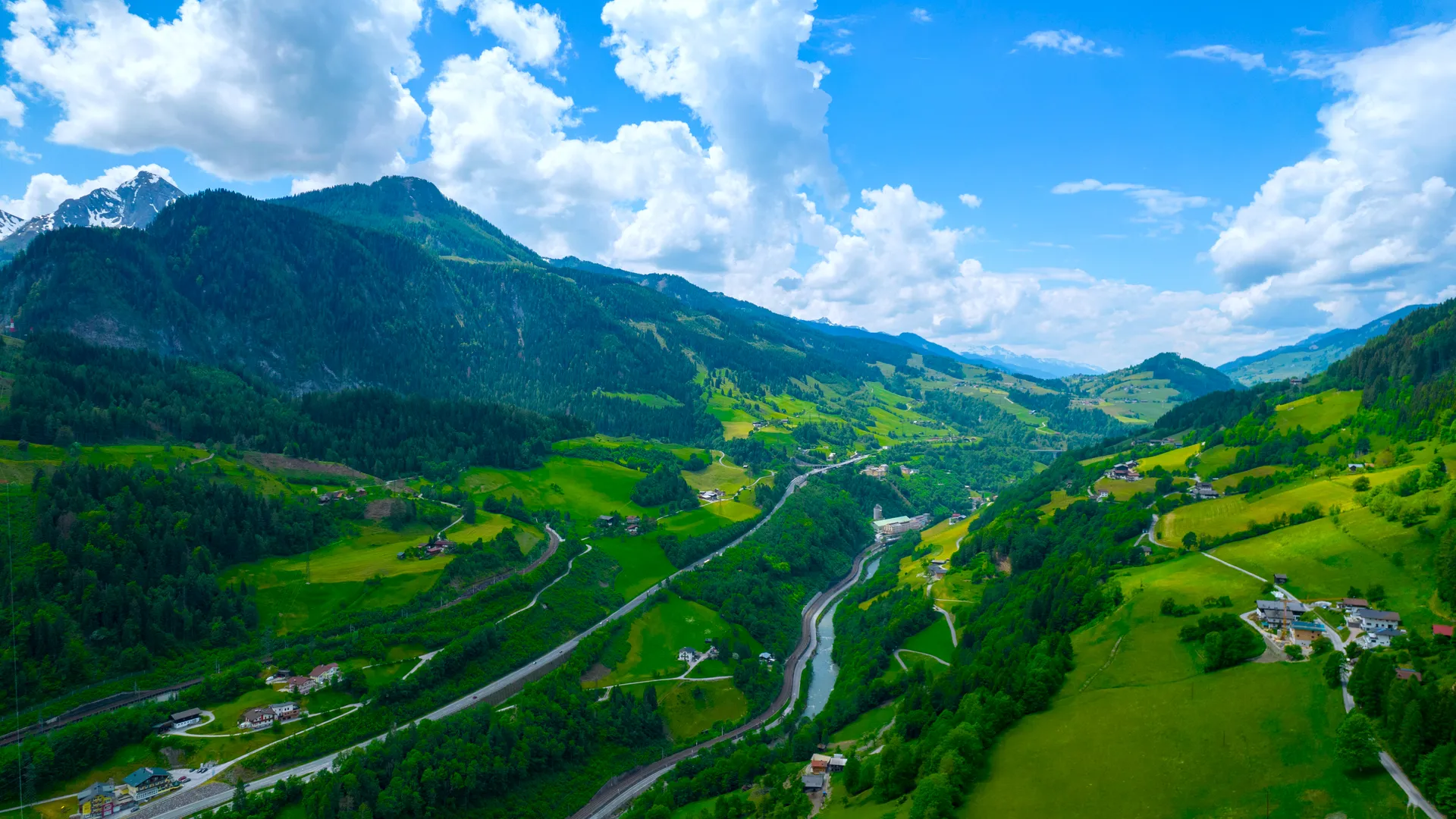 自然 景观 云 天空 树木 房屋 村庄 草 道路 远景 河流 绿色 山脉 4K壁纸