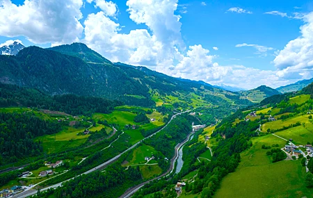 自然 景观 云 天空 树木 房屋 村庄 草 道路 远景 河流 绿色 山脉 4K壁纸
