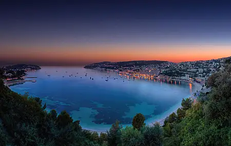 河流 树木 黄昏 晴朗天空 景观 观点 城市 灯光 帆船 城镇 天空 水 阳光 景观 4K壁纸