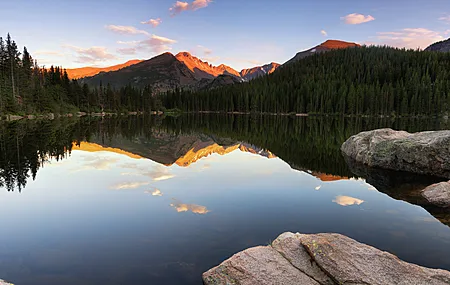 熊湖 落基山国家公园 龙峰 湖泊 倒影 摄影 日落 风景 夕阳辉光 水 自然 树木 岩石 山脉 