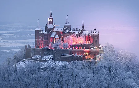 霍亨佐伦城堡 雪 冬天 天空 薄雾 森林 树木 灯光 城堡 