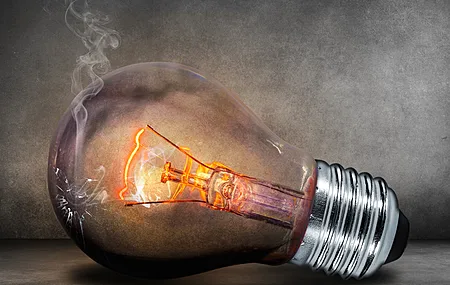 碎玻璃 AI艺术 灯泡 烟雾 技术 