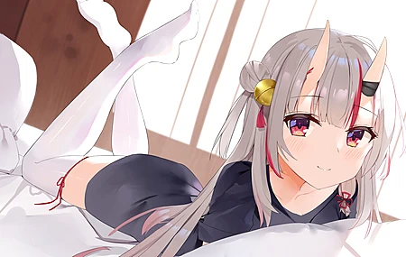  志游若哲  微笑 红色的眼睛 腾空的脚 动漫 动漫女孩 