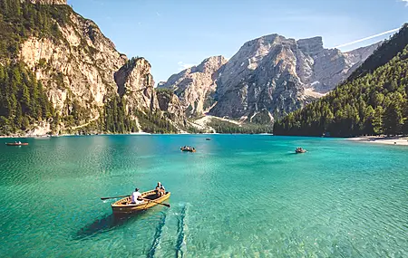 自然 水 山 树 船 风景 晴朗的天空 绿松石 阳光 湖泊 海滩 碧水  电脑壁纸 4K壁纸
