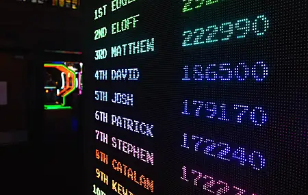 彩色 电子 游戏CG 室内 灯光 黑暗 机器 霓虹灯 电脑壁纸 4K壁纸