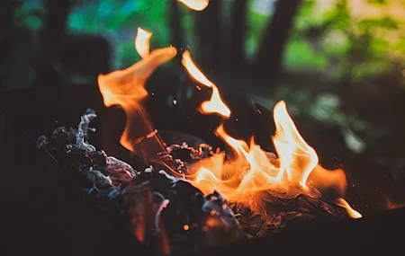 微距 燃烧 火 散景 余烬 壁炉 电脑壁纸 4K壁纸