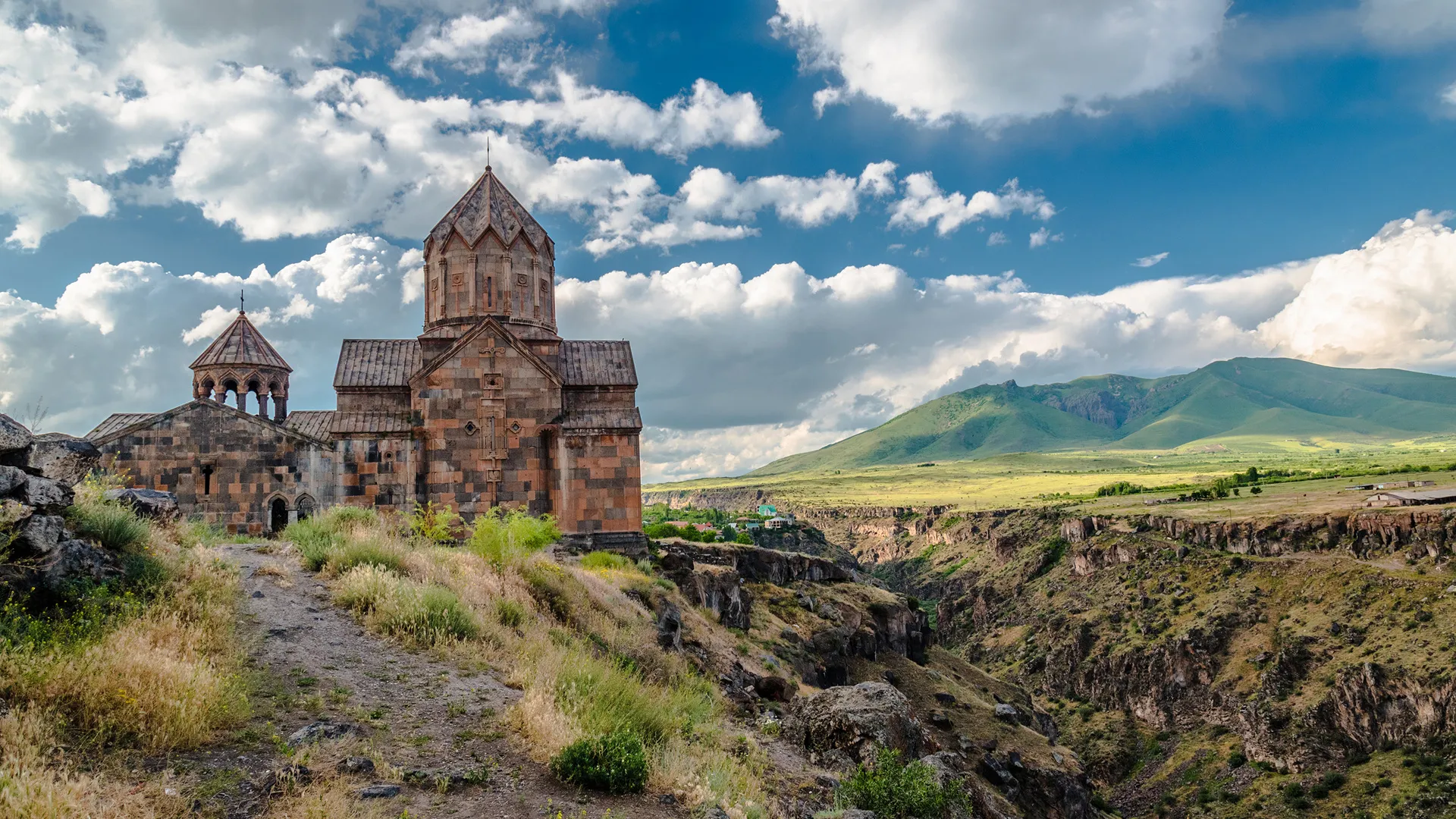 亚美尼亚 天空 云 草 建筑 山 修道院 电脑壁纸 4K壁纸