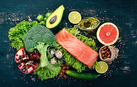 食物 橄榄油 鲑鱼 鳄梨 黄瓜 酸橙 石榴 杏仁 沙拉 葡萄柚 简单背景 鸡蛋 西兰花 生菜 电脑壁纸 4K壁纸