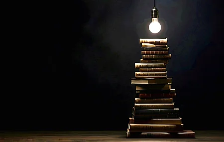书 堆书 黑暗的背景 灯泡 人工智能艺术  电脑壁纸 4K壁纸