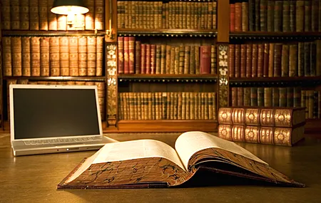 图书馆 书籍 笔记本 电脑 桌子 治愈 温馨 电脑壁纸 4K壁纸